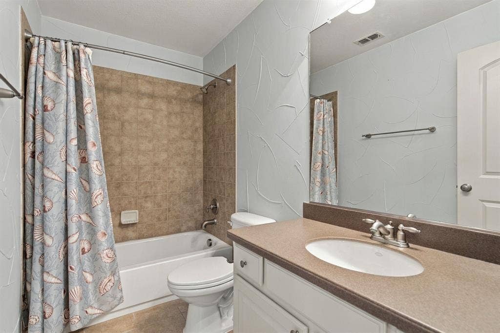11086 Wellshire Lane, Frisco, TX 75035 And one of the 2 Full Upstairs Baths.
