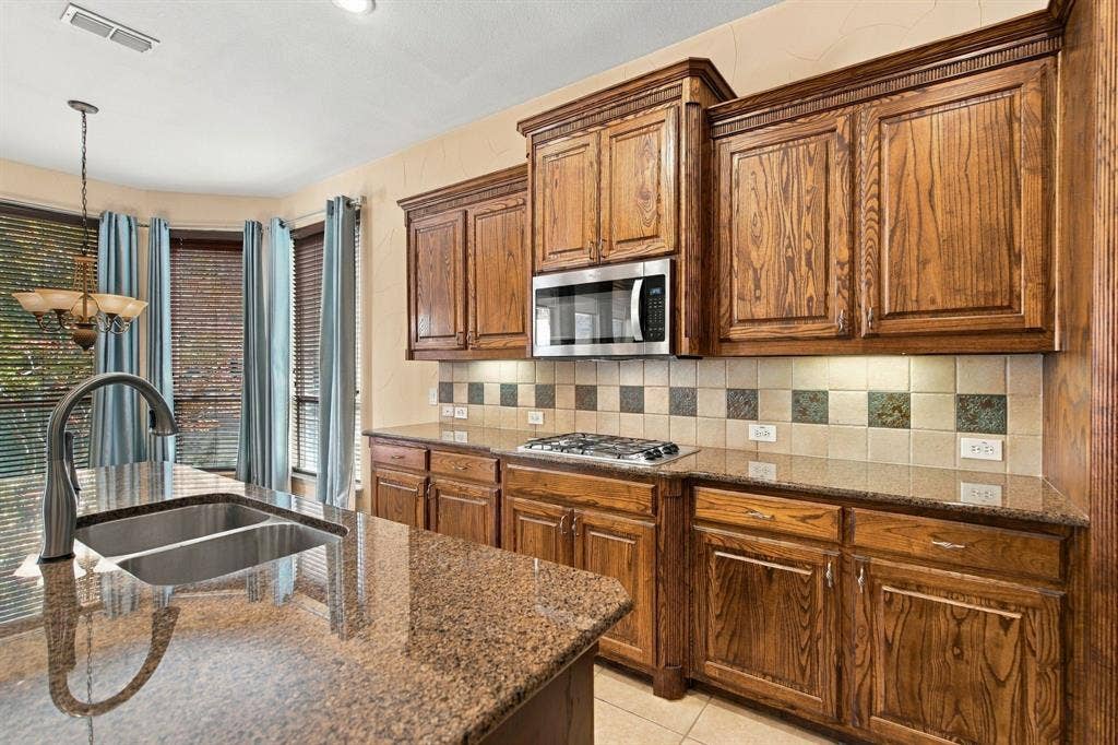 11086 Wellshire Lane, Frisco, TX 75035 Great cabinets, grantie countertops.