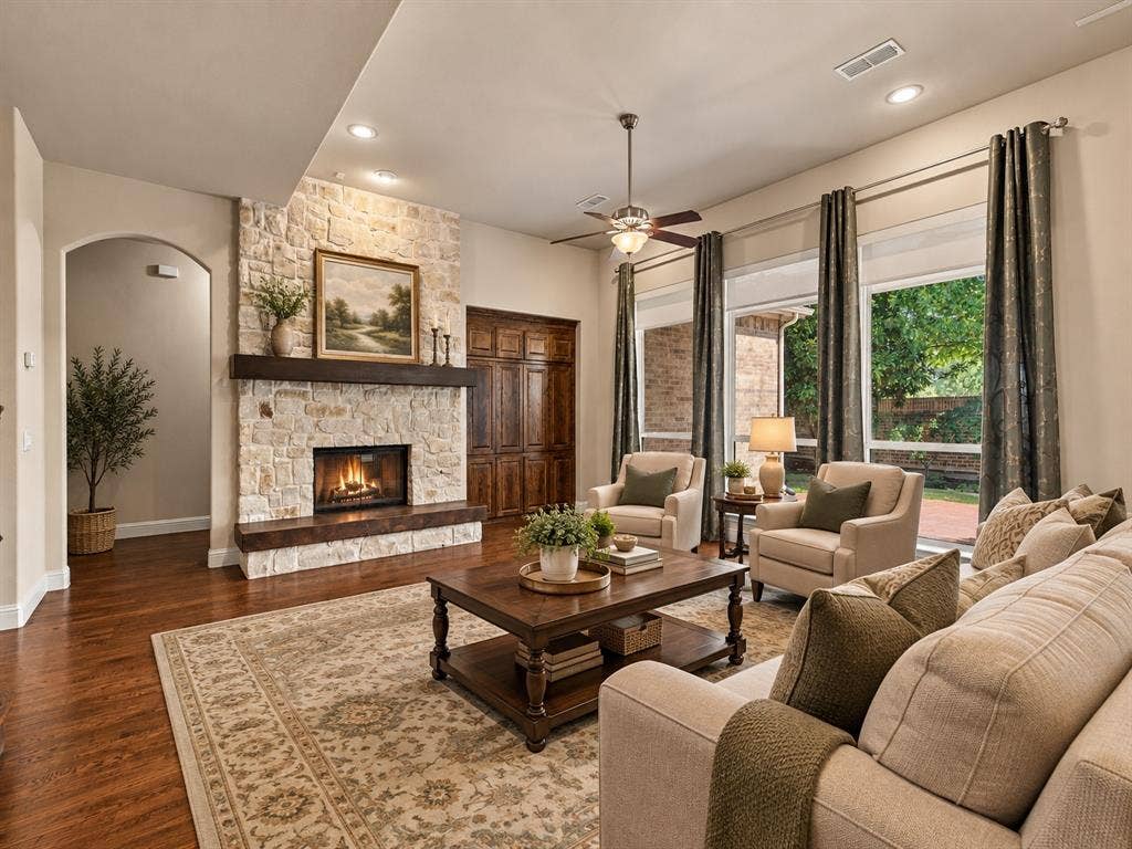 11086 Wellshire Lane, Frisco, TX 75035 Now add some furnitures, plenty of seating!