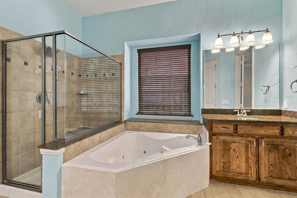 11086 Wellshire Lane, Frisco, TX 75035 Generous sized tub.