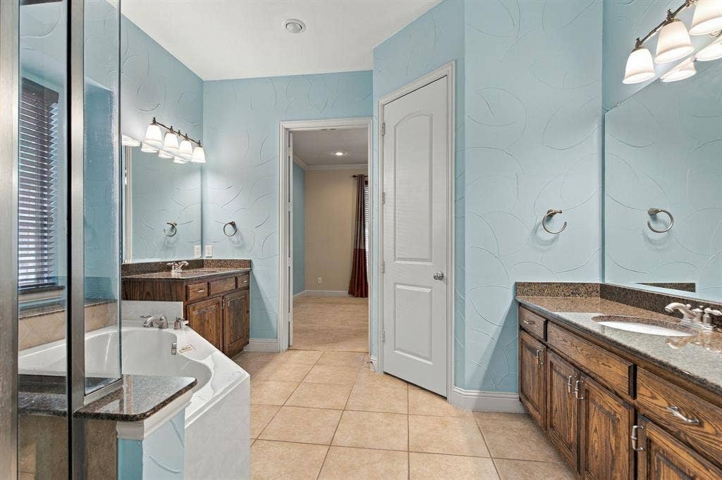 11086 Wellshire Lane, Frisco, TX 75035 Spacious Primary Bath. Separate Vanities, tub and shower.