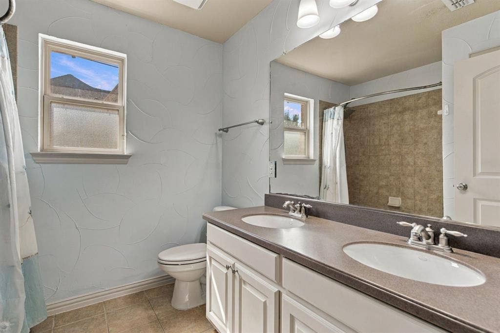 11086 Wellshire Lane, Frisco, TX 75035 Double sinks in this upstairs bath.