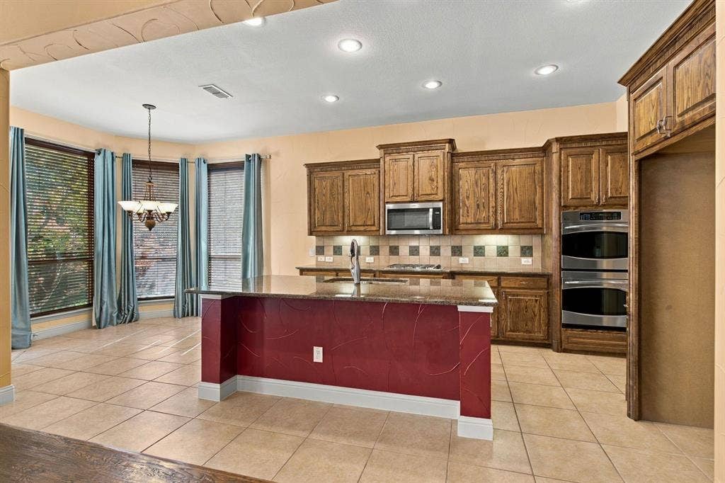 11086 Wellshire Lane, Frisco, TX 75035 Casual Dining, Lots of cabinat space. Note double overs!