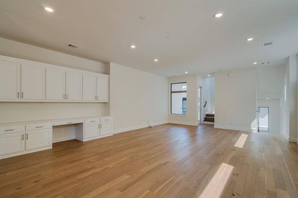 8221 Folcroft Lane, Dallas, TX 75231 8221 Folcroft Lane, Dallas, TX 75231