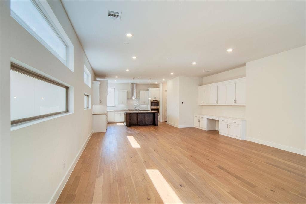 8221 Folcroft Lane, Dallas, TX 75231 8221 Folcroft Lane, Dallas, TX 75231