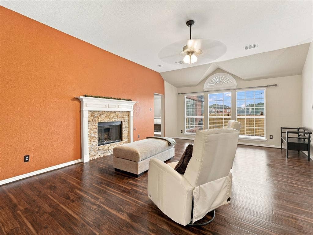 Vaulted ceiling with a ceiling fan