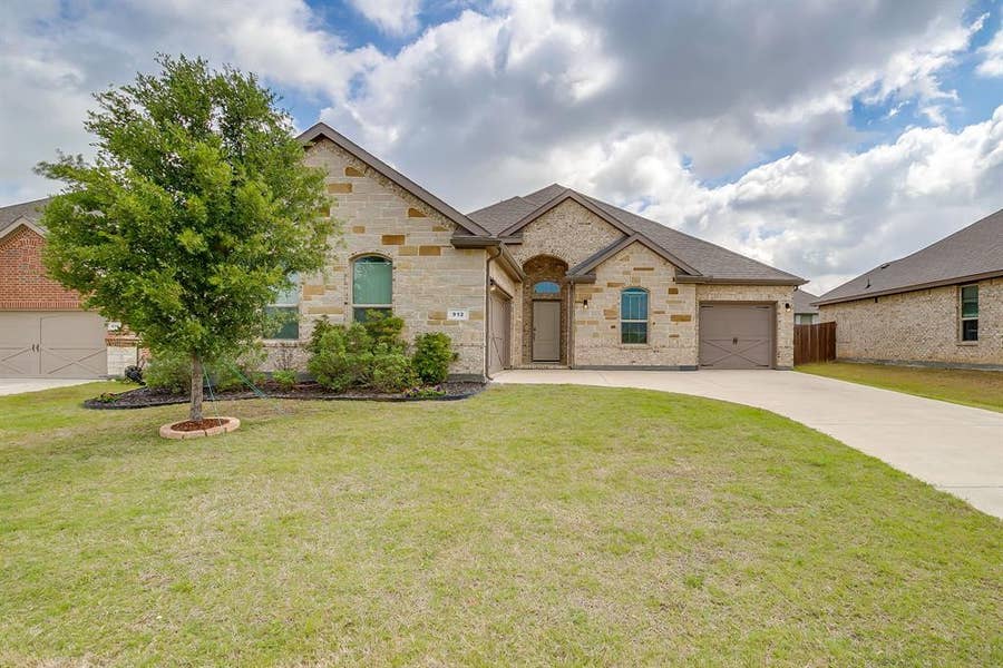 Property photo for 912 Bailey Lane, Mansfield, TX