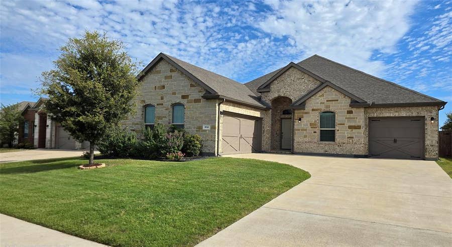 Property photo for 912 Bailey Lane, Mansfield, TX