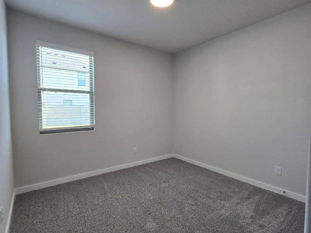 841 Rockcloud Drive, Fort Worth, TX 76052 Neutral-toned walls complement the gray carpeting