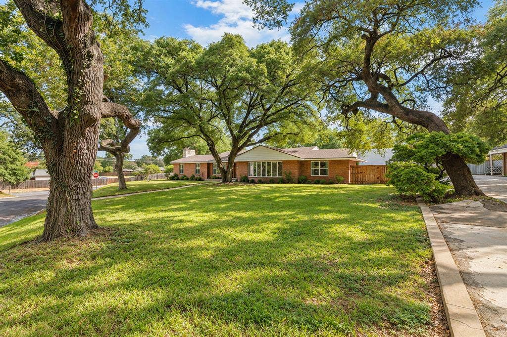 2625 Old Oaks Drive, Waco, TX 76710 2625 Old Oaks Drive, Waco, TX 76710