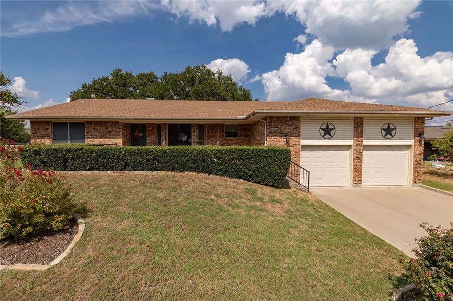 Property photo for 304 Lakeview Drive, Runaway Bay, TX