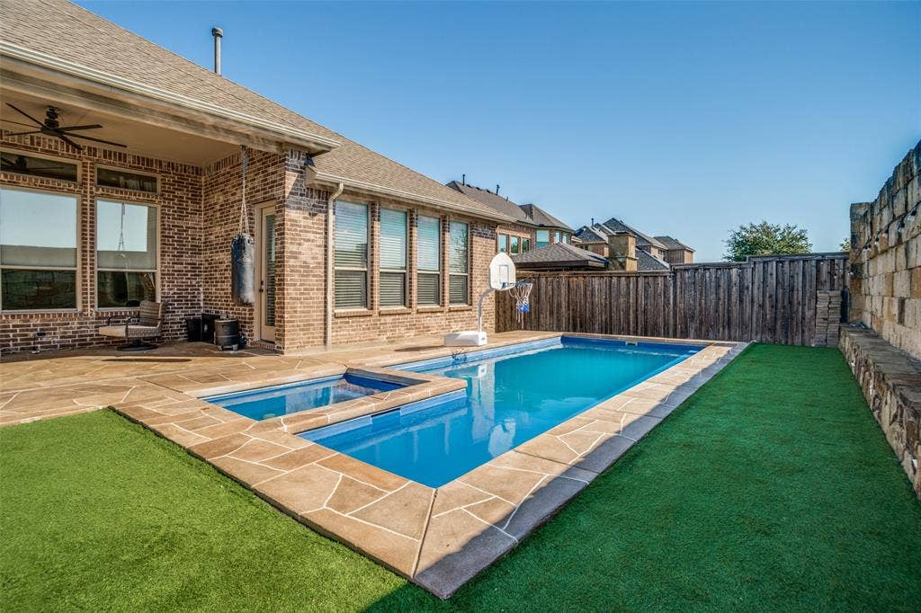 1250 Packsaddle Trail, Prosper, TX 75078 Outdoor swimming pool with integrated spa and stone coping
