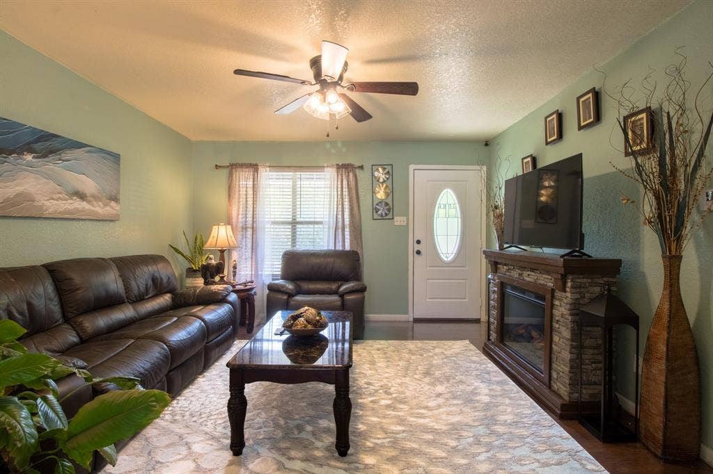 807 E 10th Street, Kemp, TX 75143