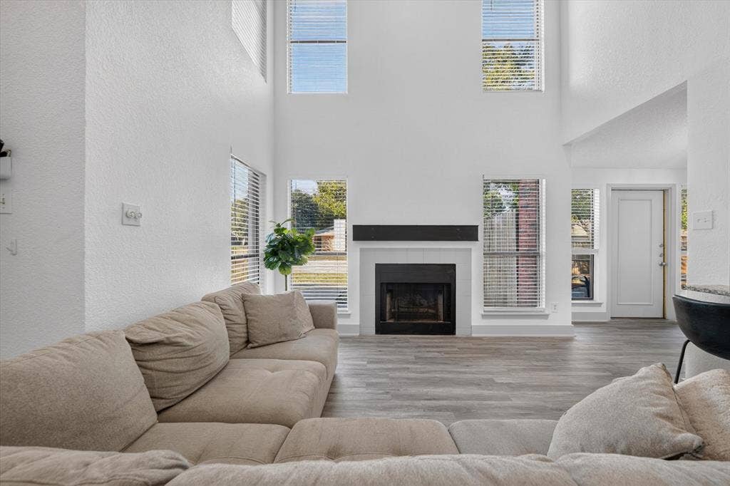 Spacious living room and open floor plan make this space an entertainers delight!
