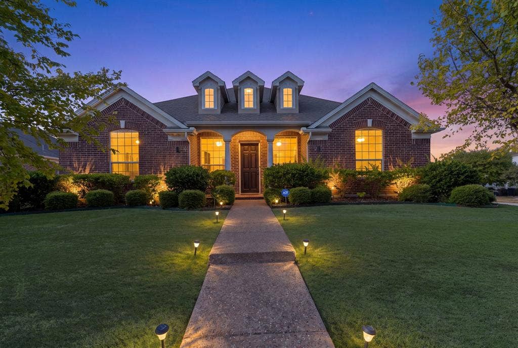 2901 Regents Park Lane, Garland, TX 75043 Welcome to 2901 Regents Park