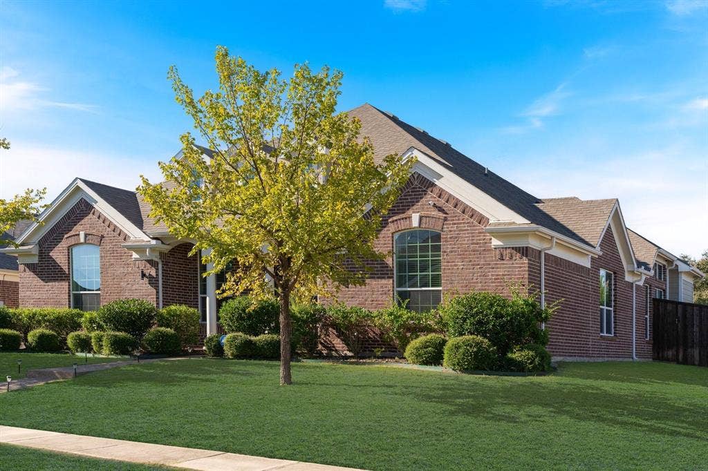 2901 Regents Park Lane, Garland, TX 75043 large corner lot