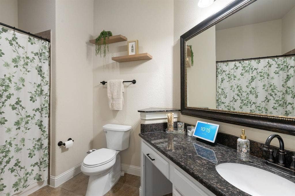 2901 Regents Park Lane, Garland, TX 75043 Second bath