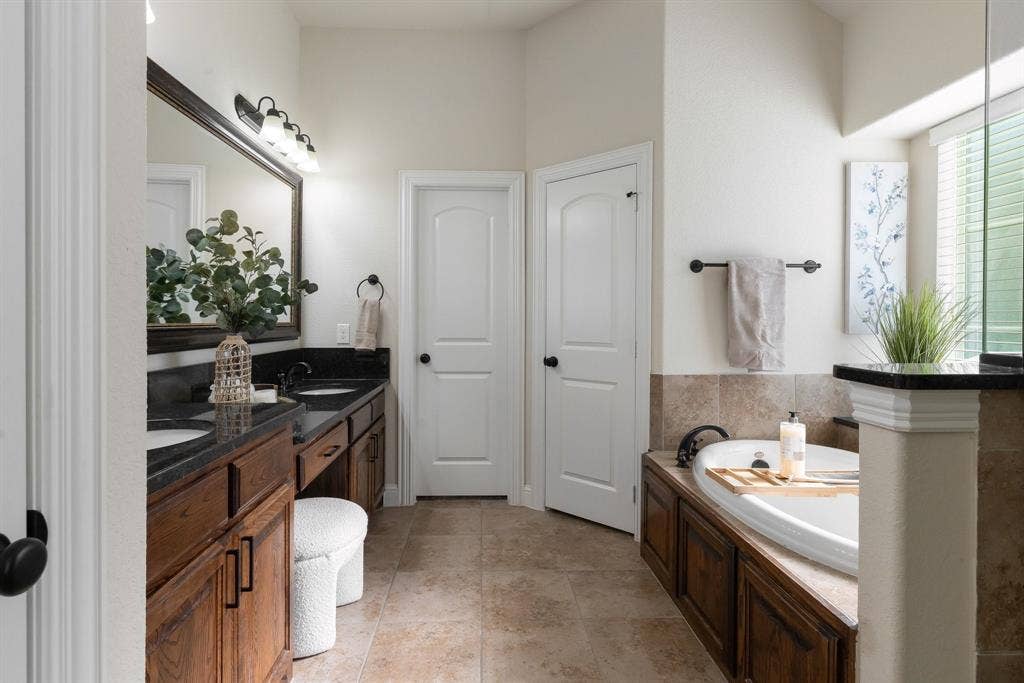 2901 Regents Park Lane, Garland, TX 75043 Relax