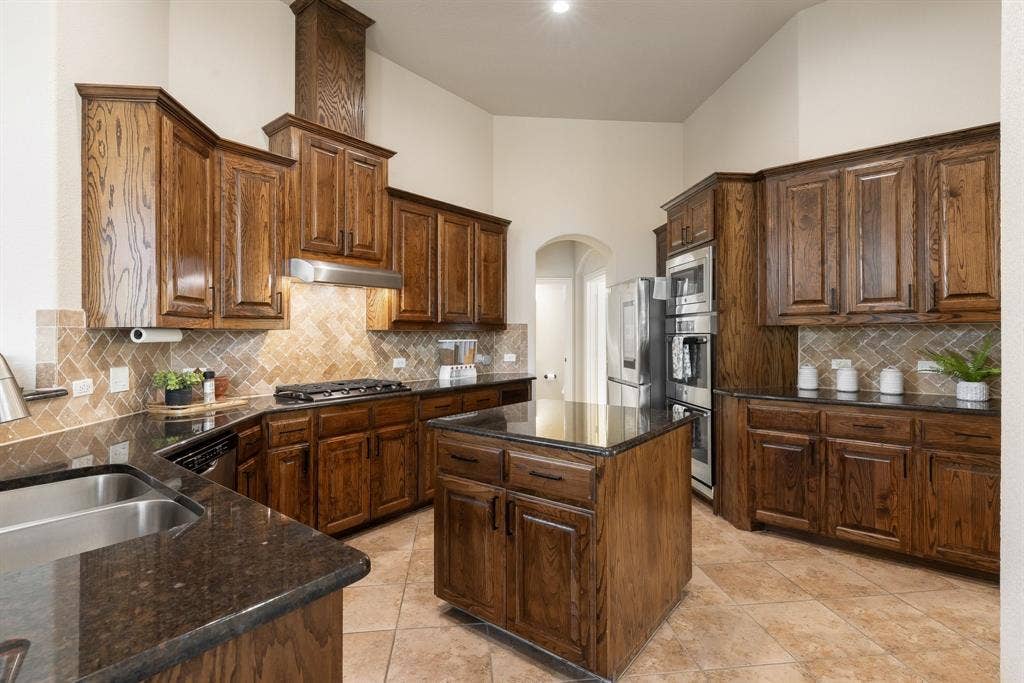 2901 Regents Park Lane, Garland, TX 75043 The chef will appreciate preparing meals in this kitchen