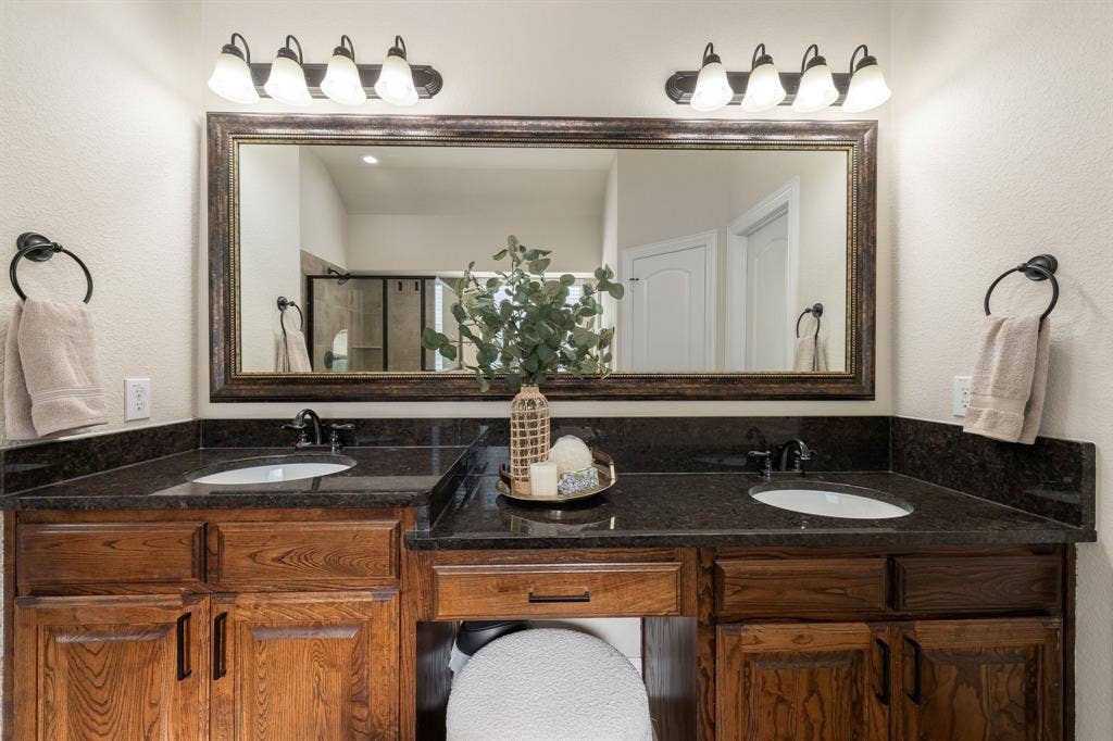 2901 Regents Park Lane, Garland, TX 75043 Hi-low vanity with double sinks