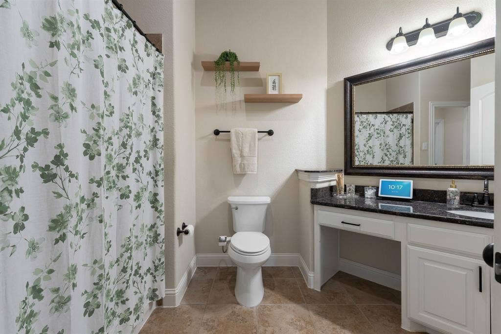 2901 Regents Park Lane, Garland, TX 75043 Second hall bath