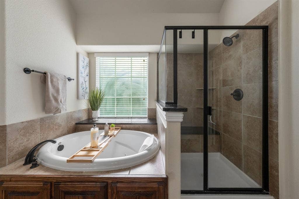 2901 Regents Park Lane, Garland, TX 75043 jetted tub and separate shower