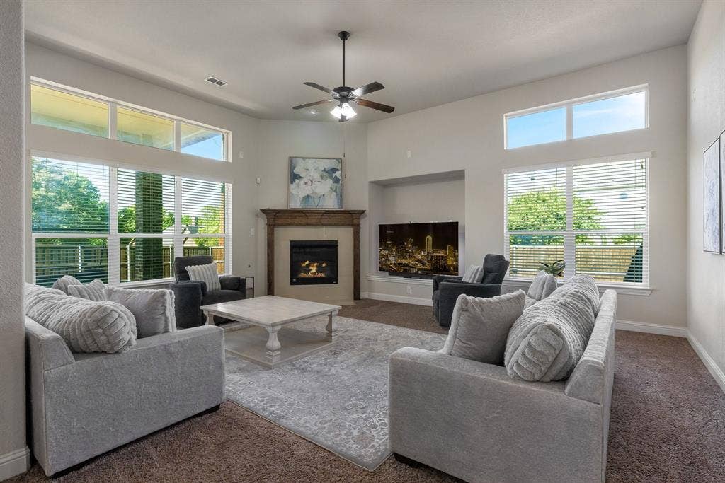 2901 Regents Park Lane, Garland, TX 75043 Spacious living with fireplace