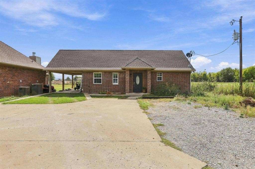 1422 County Road 377, Van Alstyne, TX 75495