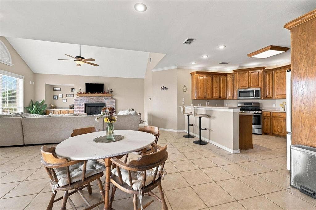 1422 County Road 377, Van Alstyne, TX 75495