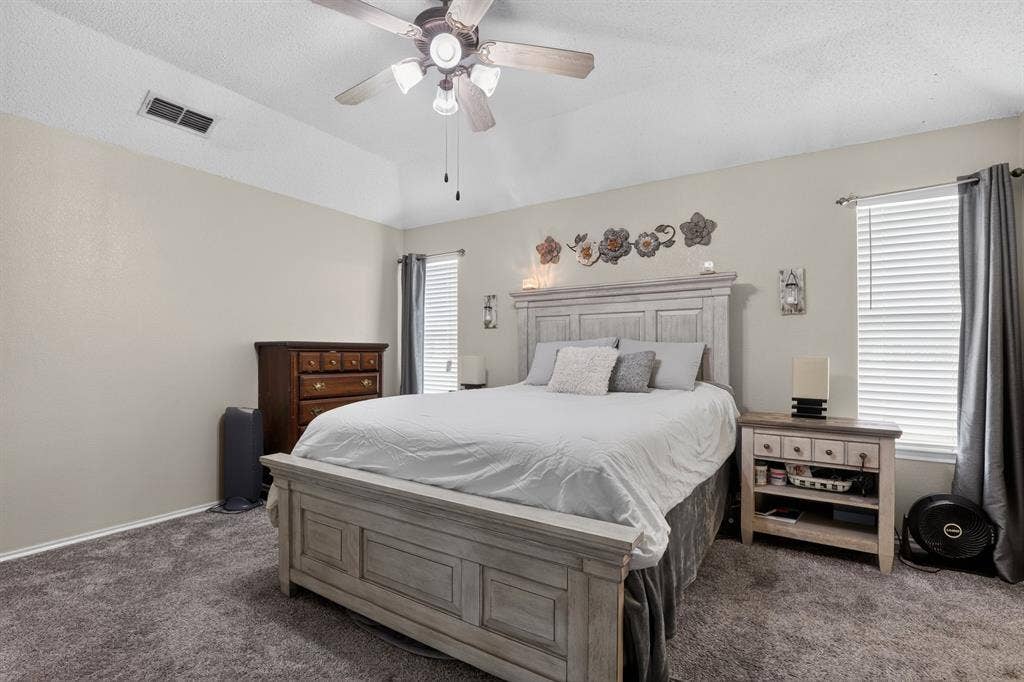 Tray ceiling with a ceiling fan