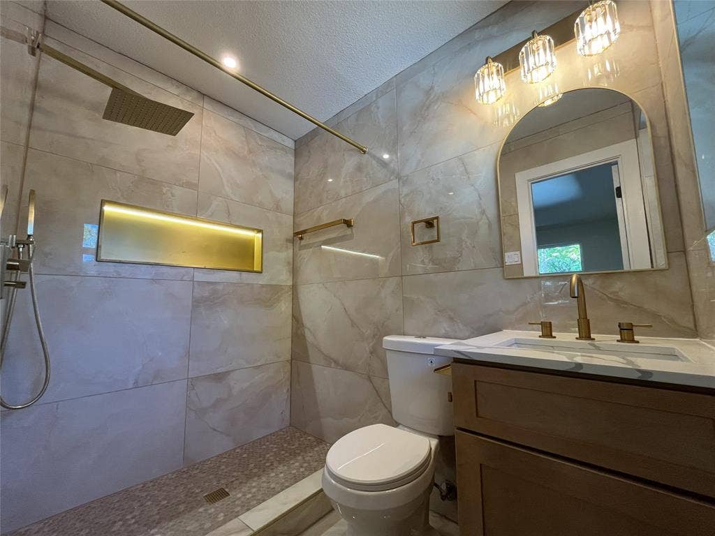 917 Blossom Circle, Garland, TX 75041 Master Bathroom fully updated with quality material and excellent choice of colors