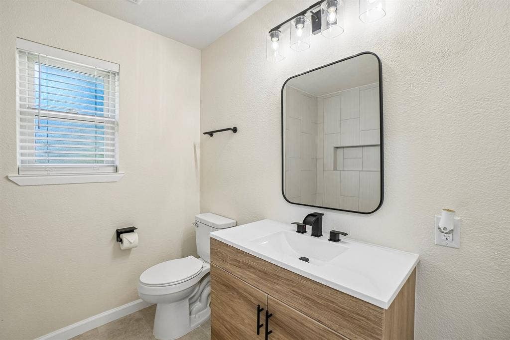 5885 Mitchell Saxon Road, Fort Worth, TX 76140 Hall Bathroom