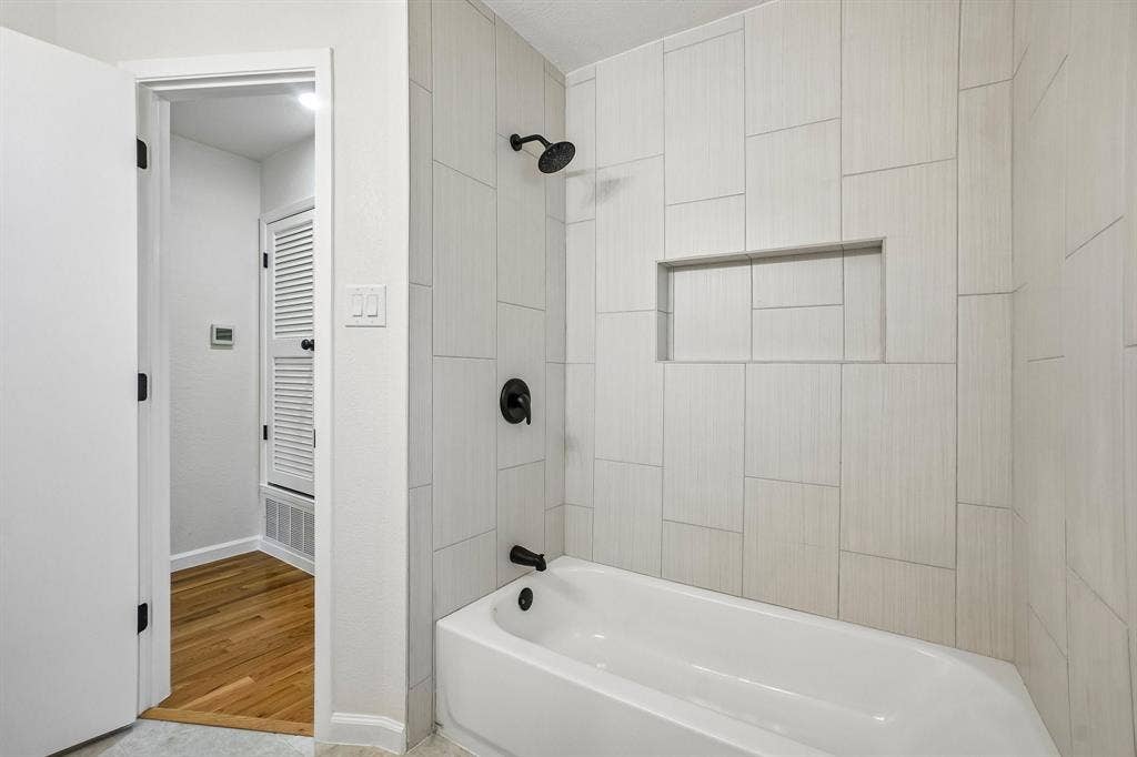 5885 Mitchell Saxon Road, Fort Worth, TX 76140 Hall Bathroom