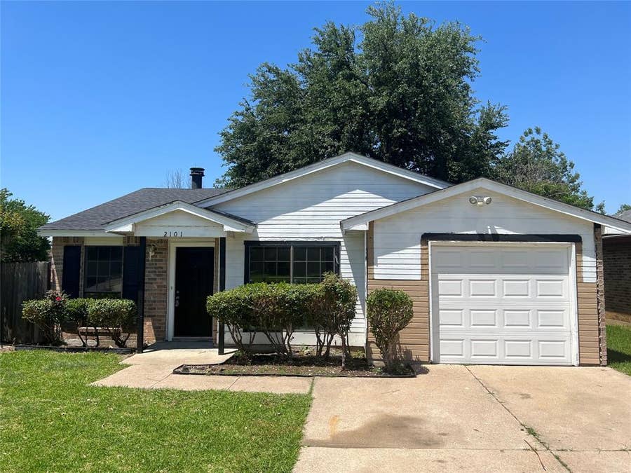Property photo for 2101 Pennington Drive, Arlington, TX