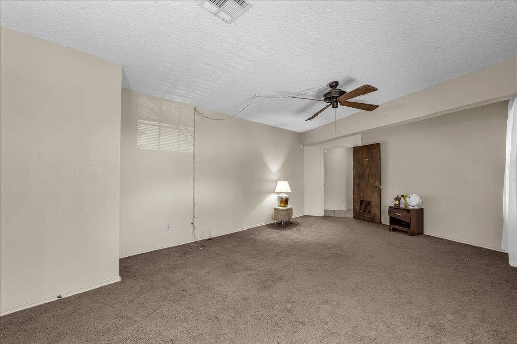 4201 N 19th Street, Waco, TX 76708 Wall-to-wall carpeting with neutral wall tones and a textured ceiling