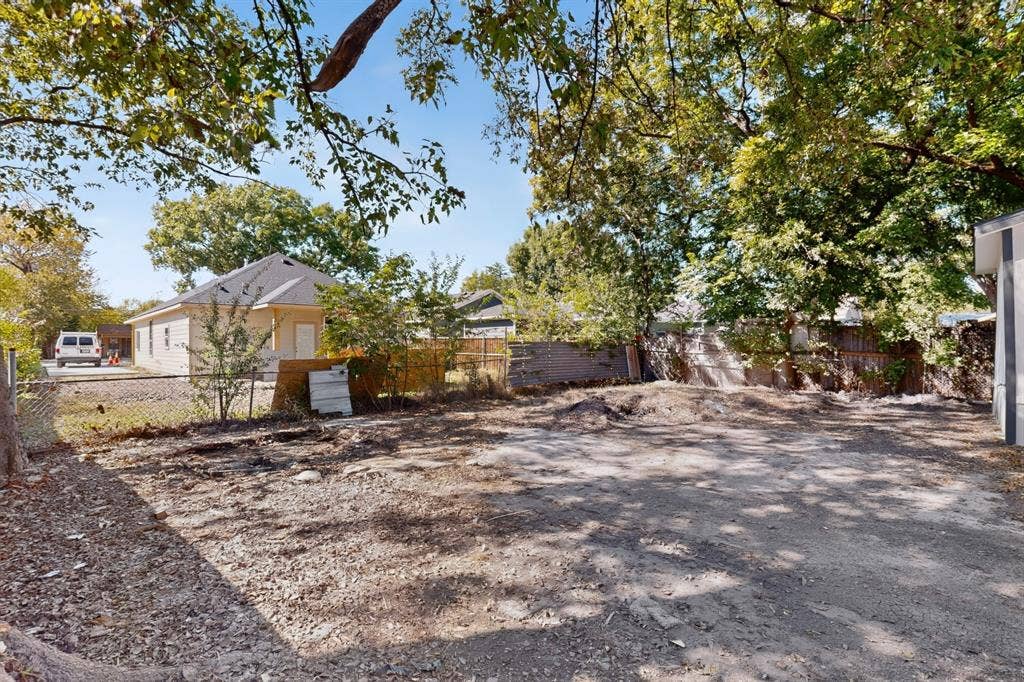 651 Ezekial Avenue, Dallas, TX 75217 Expansive rear yard with a perimeter fence and mature trees