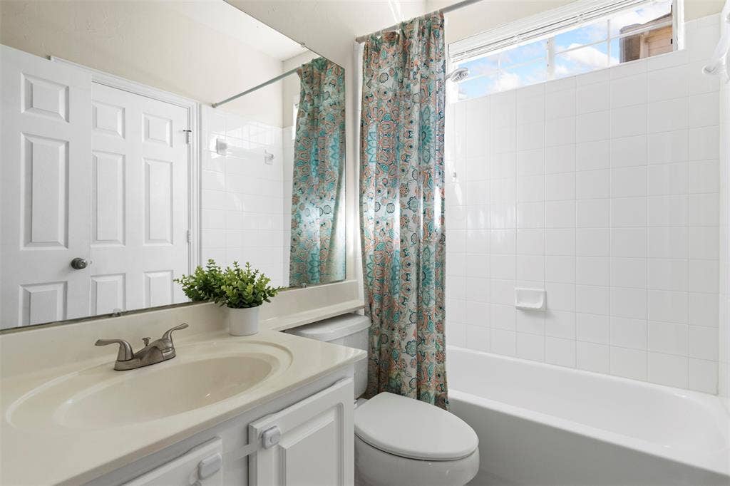 5401 Wolcott Place, Richardson, TX 75082 1st floor bathroom