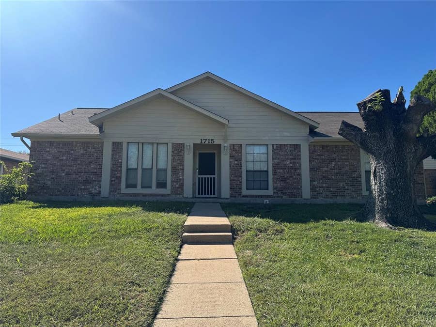 Property photo for 1715 Carolyn Way, Richardson, TX