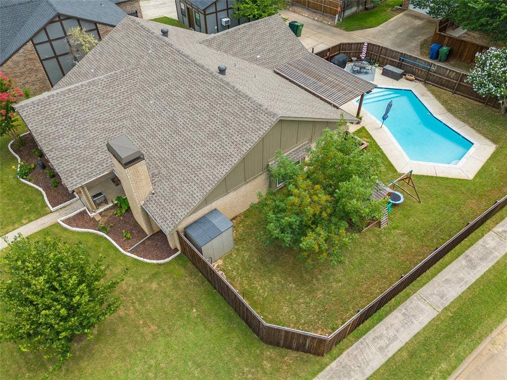 Rare POOL + GRASS in this price range.