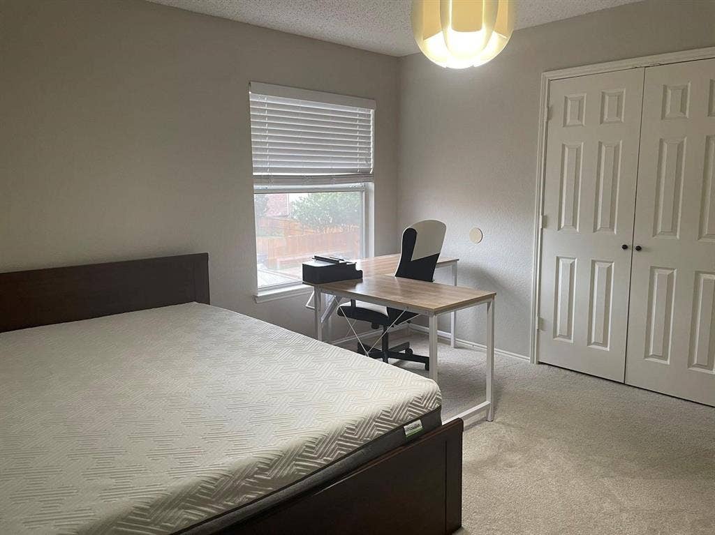 Neutral wall finishes, recessed light fixture, double-panel closet doors, wall-to-wall carpeting, and window with horizontal blinds