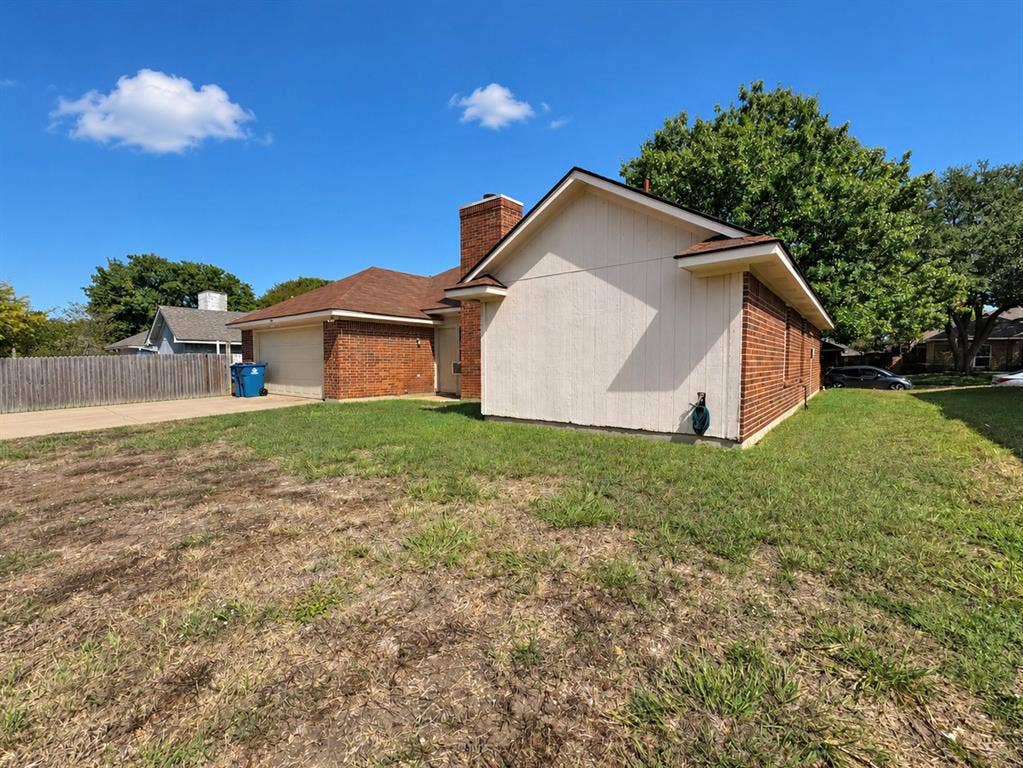 725 Andalusia Trail, DeSoto, TX 75115 Brick and siding exterior with a shingle roof