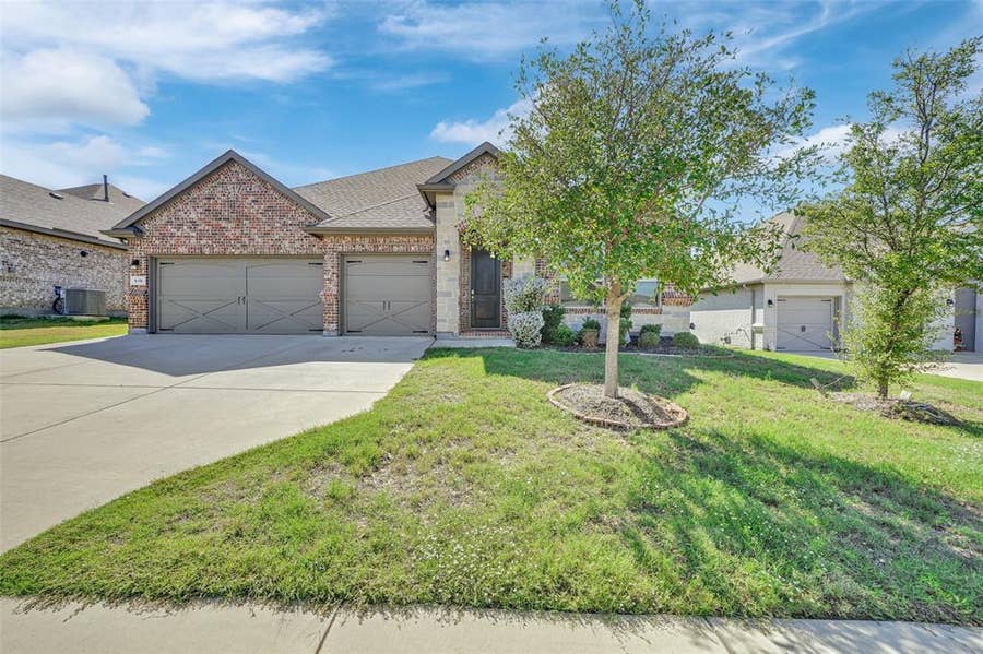 Property photo for 919 Hondo Lane, Mansfield, TX
