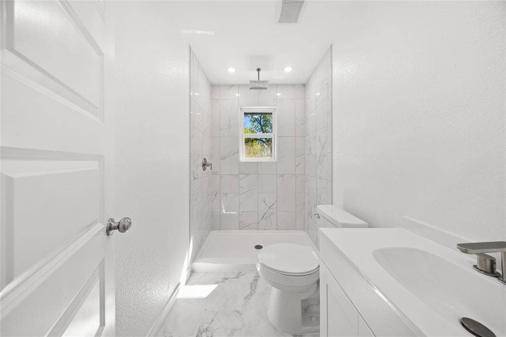 12924 Mitchell Drive, Balch Springs, TX 75180 2nd full bath