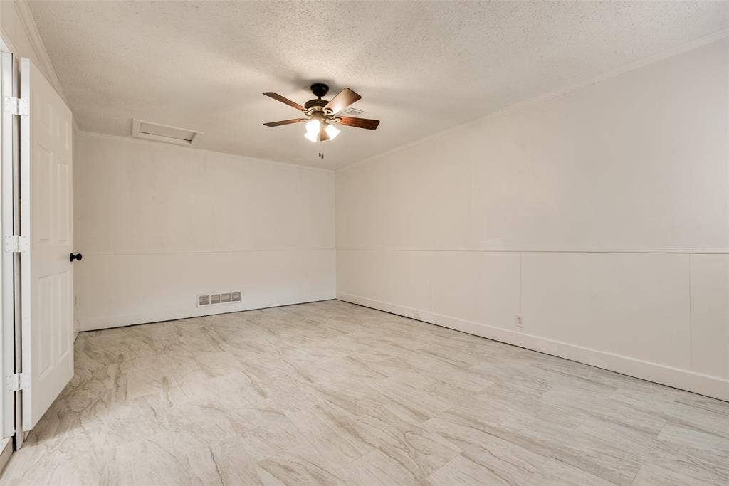 9829 GROVE OAKS Valley, Dallas, TX 75217