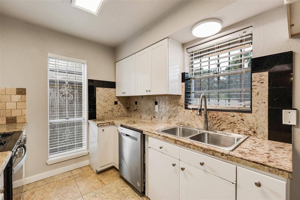 9829 GROVE OAKS Valley, Dallas, TX 75217