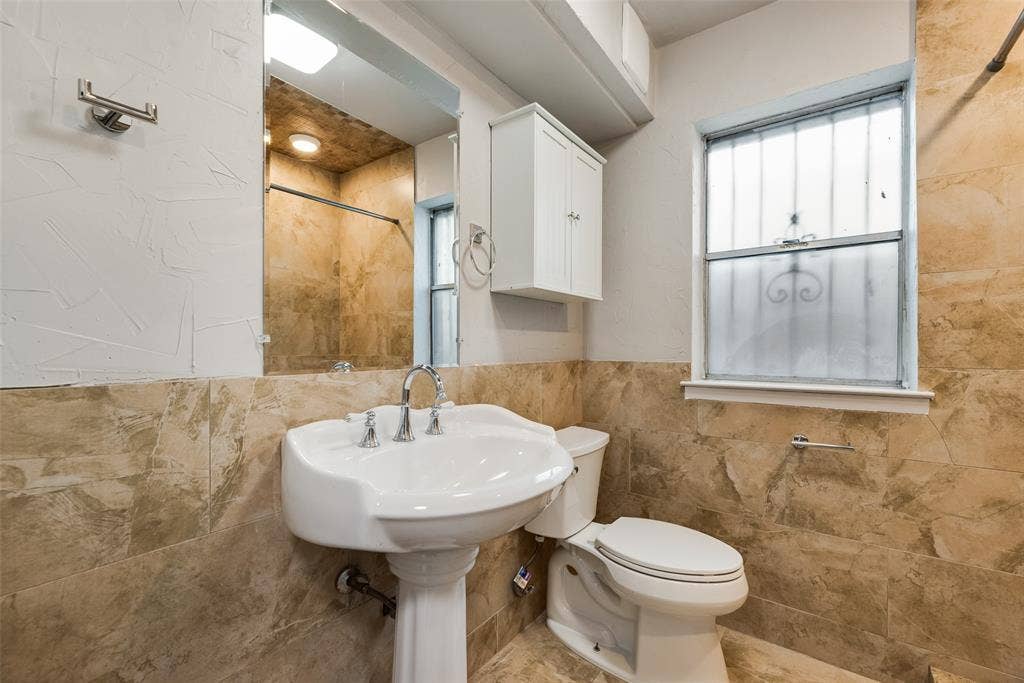 9829 GROVE OAKS Valley, Dallas, TX 75217