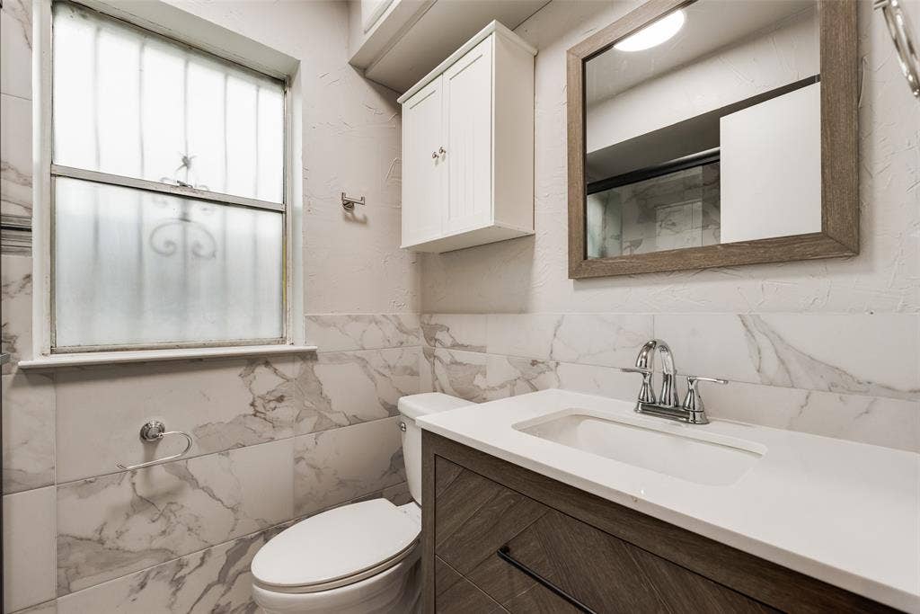 9829 GROVE OAKS Valley, Dallas, TX 75217