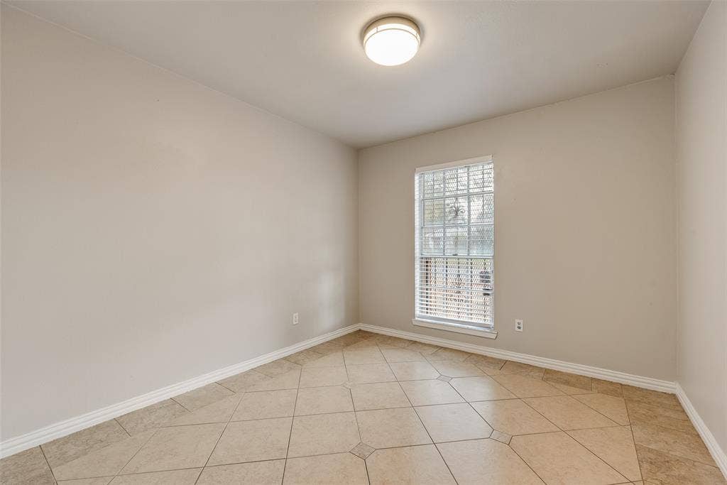 9829 GROVE OAKS Valley, Dallas, TX 75217