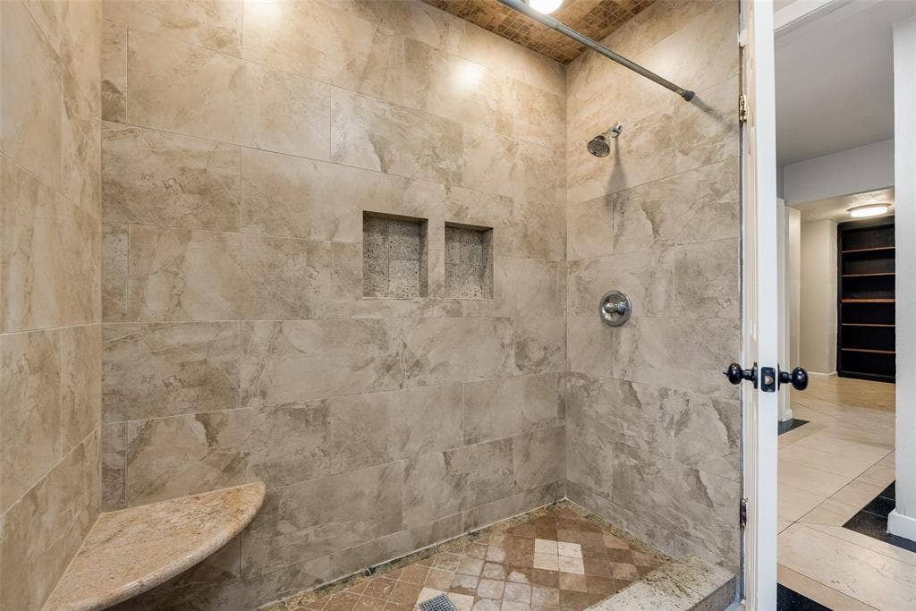 9829 GROVE OAKS Valley, Dallas, TX 75217