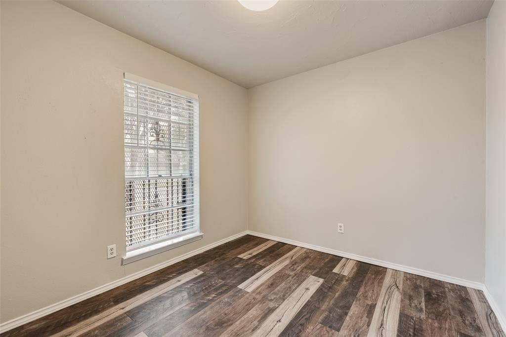 9829 GROVE OAKS Valley, Dallas, TX 75217